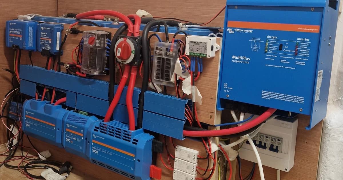 Convertisseur/chargeur, régulateurs solaires et barres de distribution Victron montés sur la paroi d'un camping-car