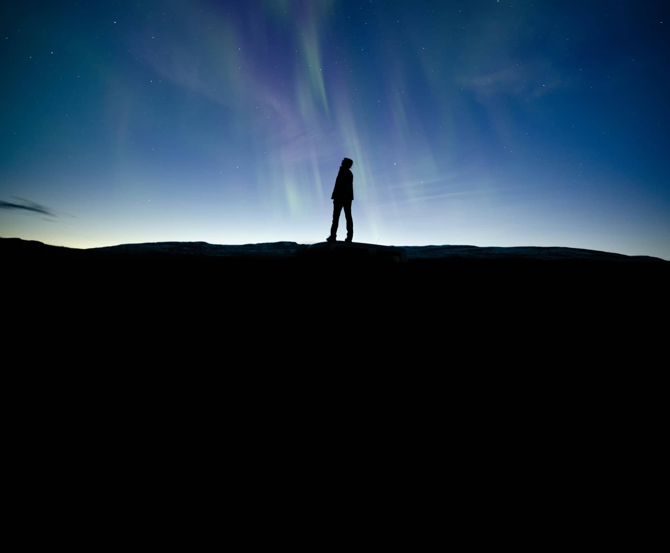 Personne dans les montagnes enneigées