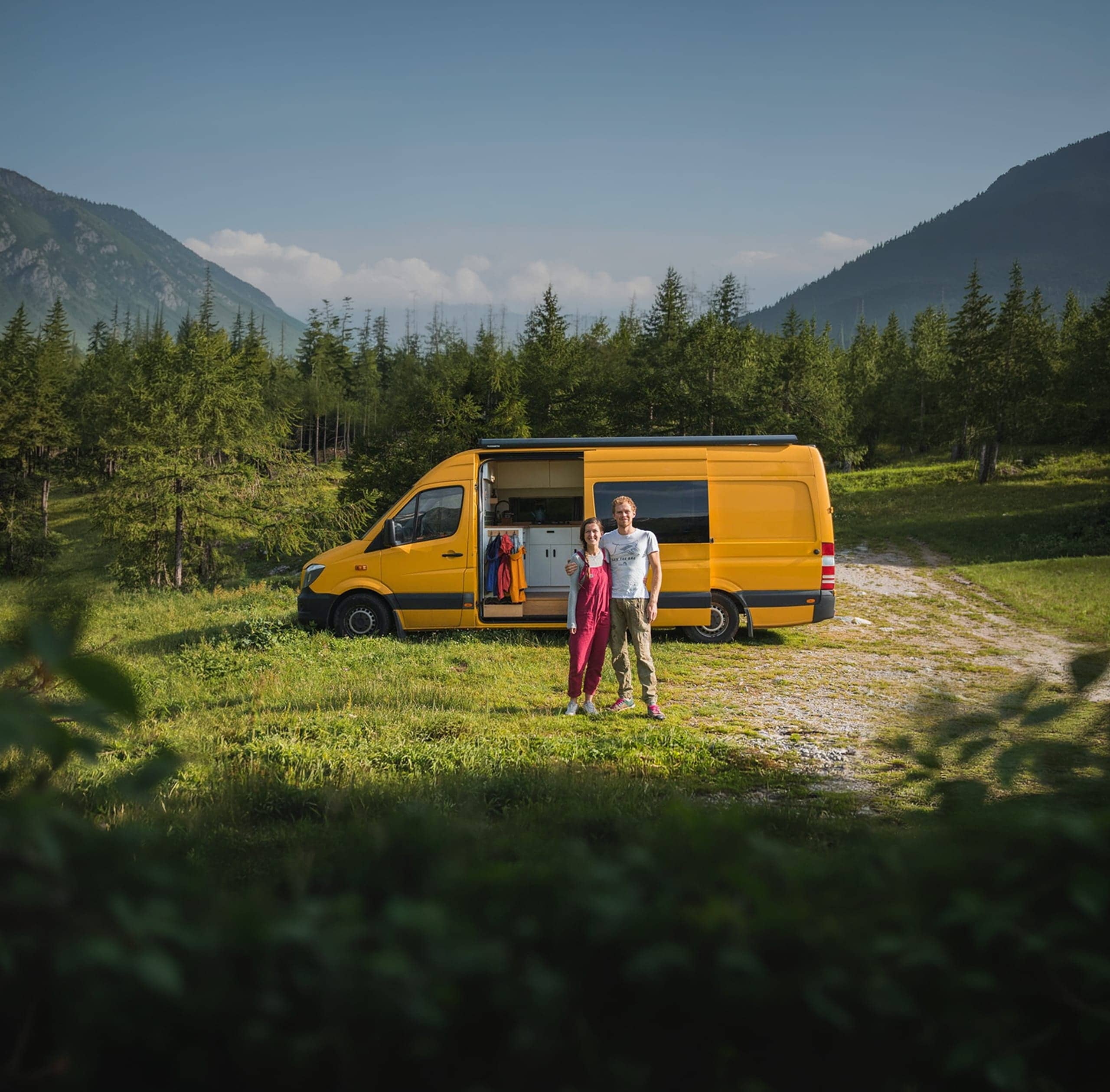 Camping-car jaune dans un paysage de montagne