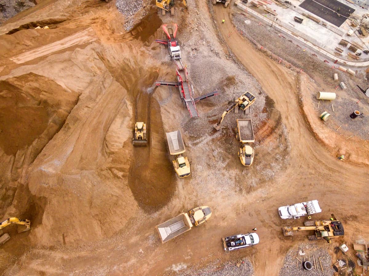 Grand site industriel en construction vu du ciel