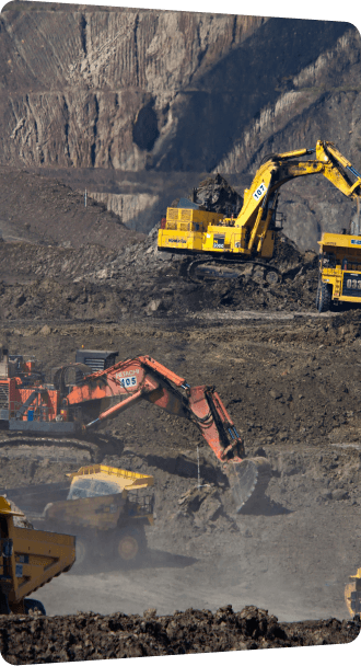 Pelleteuses en activité dans une mine à ciel ouvert