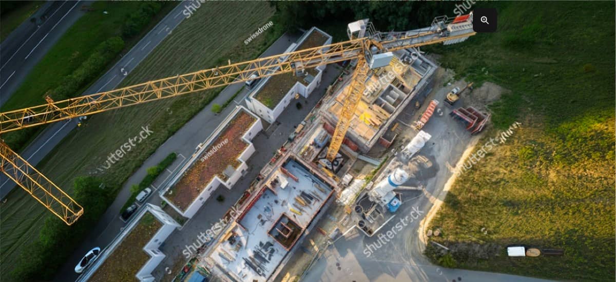 Chantier de construction vu du ciel avec des unités mobiles d'alimentation