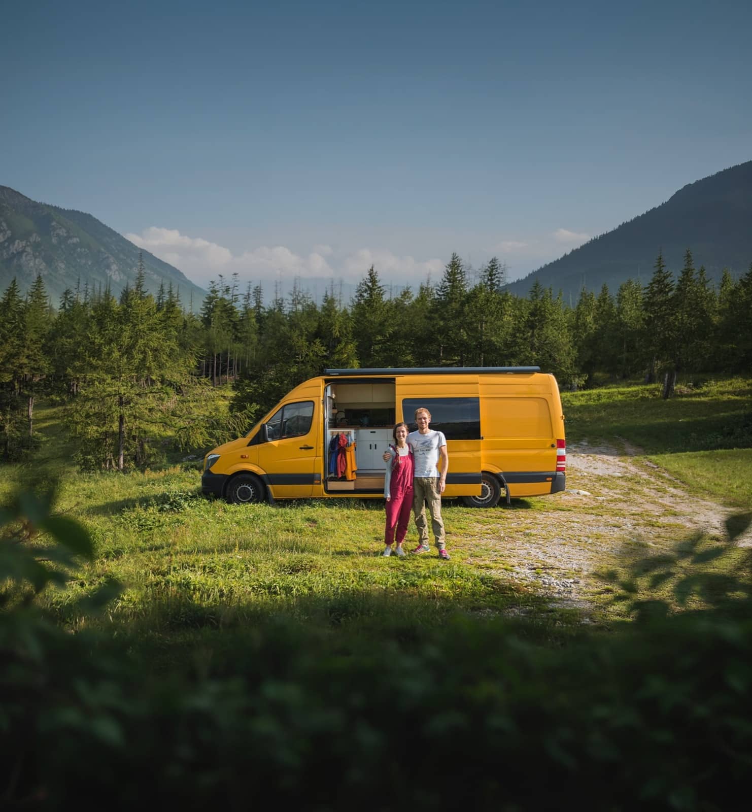 Camping-car jaune dans un paysage de montagne
