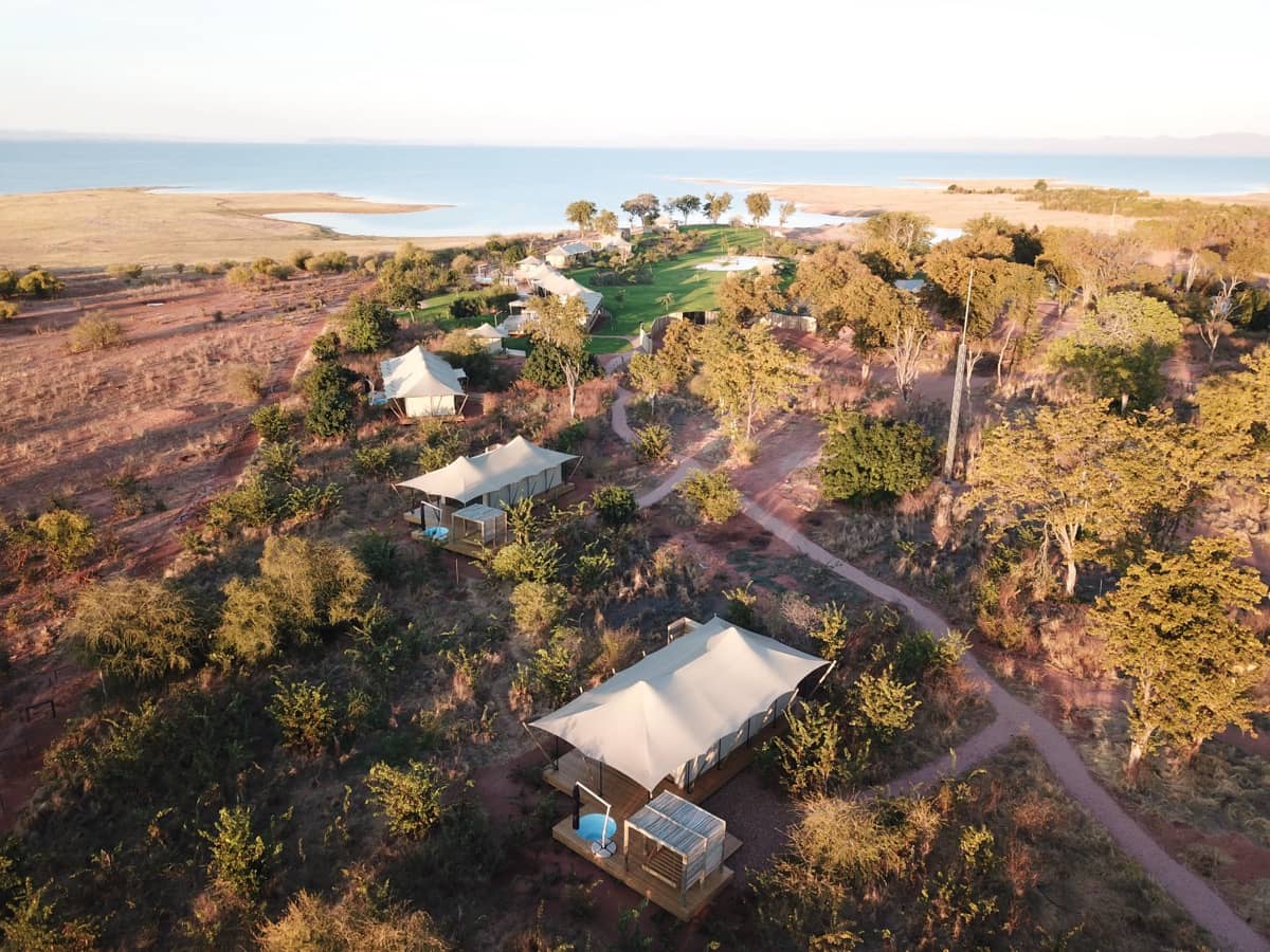 Vue aérienne d'un site off-grid dans un environnement verdoyant