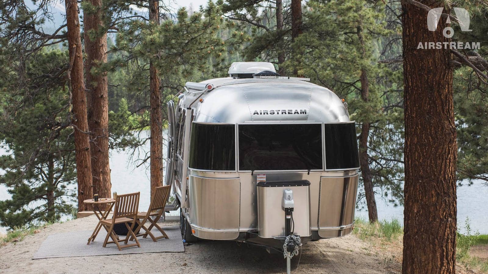 Caravane Airstream dans un camping en forêt