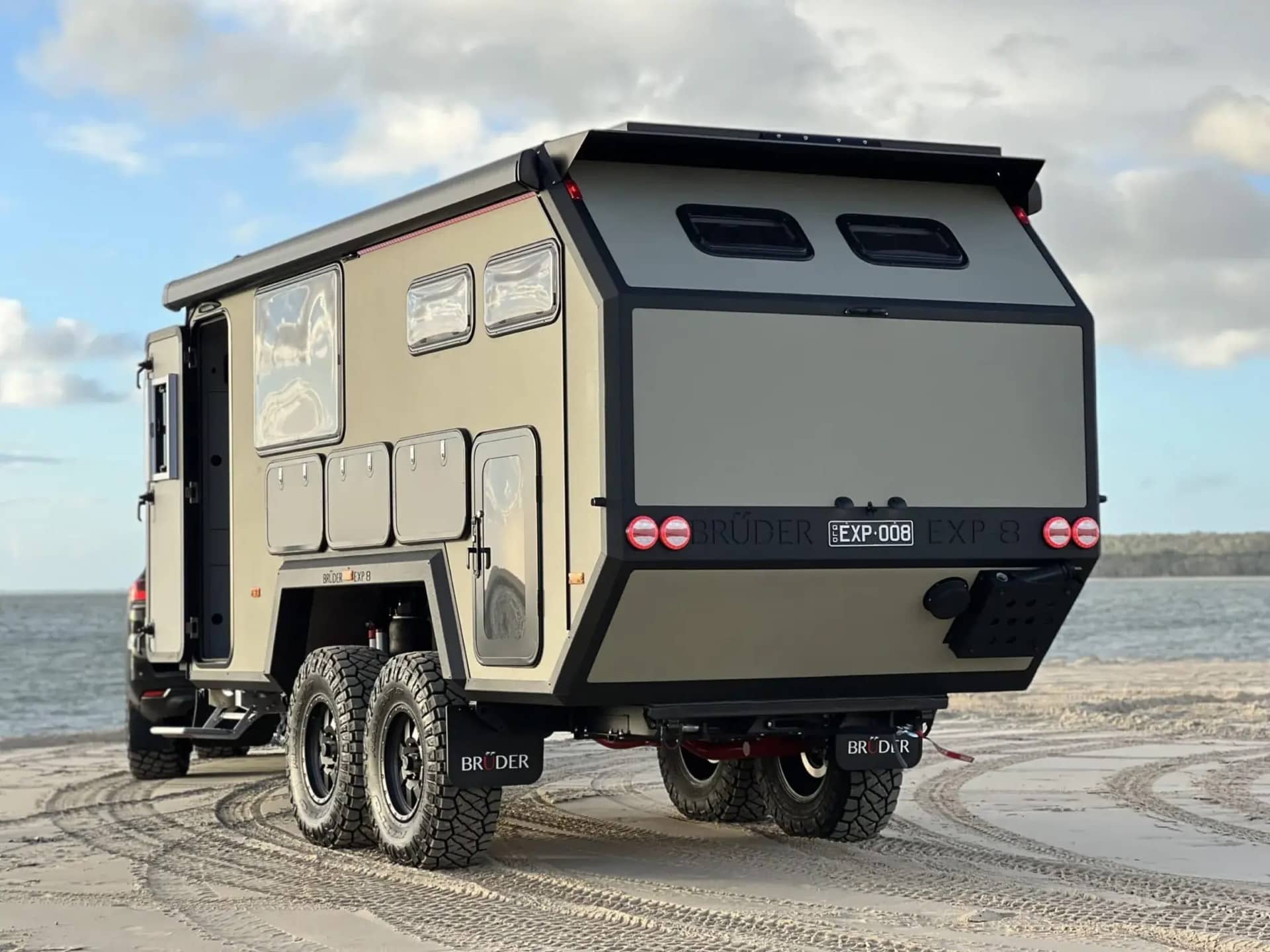 Remorque tout-terrain Bruder EXP 8 sur une plage