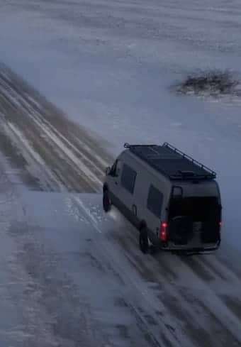 Fourgon médical garé sur une route de campagne enneigée