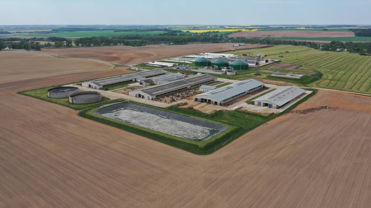 Vue aérienne d'une grande exploitation agricole équipée de sa propre installation énergétique