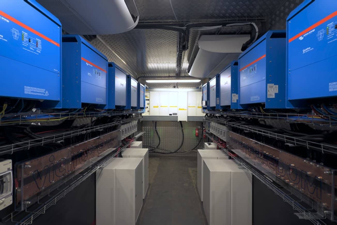 Convertisseurs/chargeurs et armoires de batteries Victron installés dans un conteneur microgrid