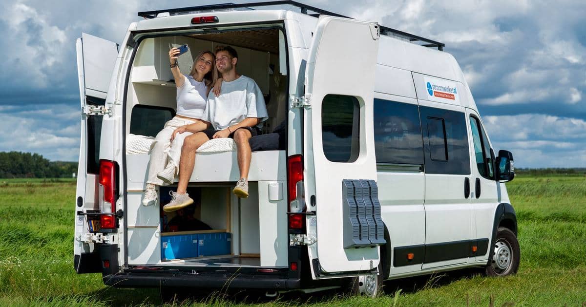 Couple se détendant devant son camping-car