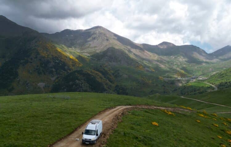 Panneaux solaires montés sur le toit d'un camping-car