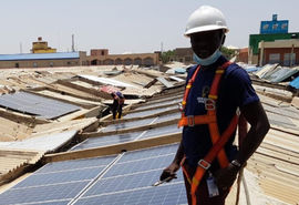 Un superviseur contrôle l’installation de panneaux solaires.